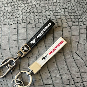 Ford Mustang In White Black Lanyard With US Flag Pony Charm - Foto 3