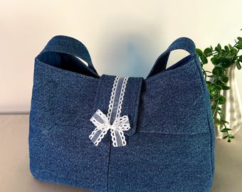 Bolso bandolera vaquero hecho a mano – Bolso de inspiración Y2K con lazos coquetos