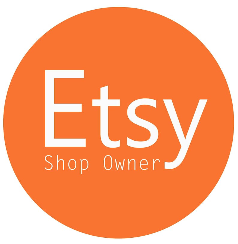 K&ouml;nnte beinhalten: Orangener Kreis mit dem Wort "Etsy" in wei&szlig;er Schrift und den Worten "Shop Owner" in kleinerer wei&szlig;er Schrift darunter.