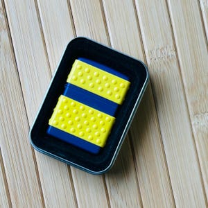 ZIPPO Желтый защитный кожух молнии на фиолетовой матовой зажигалке