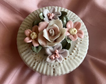 ヴィンテージの花柄磁器小物入れ：シャビーシックなインテリア - Etsy 日本