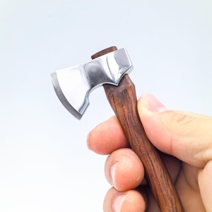 Miniatur-Axt-Verzierung mit Mahagonigriff - Perfekte Note für Desktop-Dekor Kleine Axt Geschenke für Männer - Palisandergriff