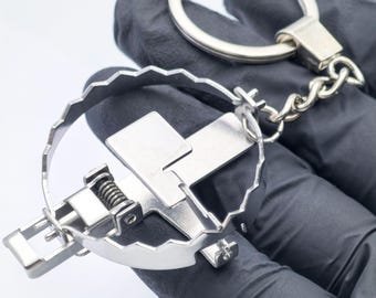Mini Bear Trap Keychain | Fun, Functional Keychian, and Decorative Stainless Steel Keychain for Pranks and Decompression