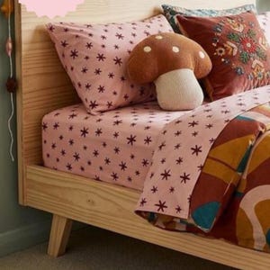 Grillig hoeslaken voor kinderen, roze en paars retro starburst-patroon, Scandinavisch volkskatoen beddengoed, modern maximalistisch decor meisjeskamer