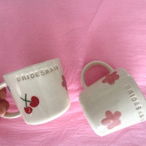 Perfektes Geschenk für Sie Geburtstagsgeschenk für Freund Keramiktasse mit Namen Personalisiertes Geschenk für sie Handgemachte Kaffeetasse Kaffeetasse Blumen