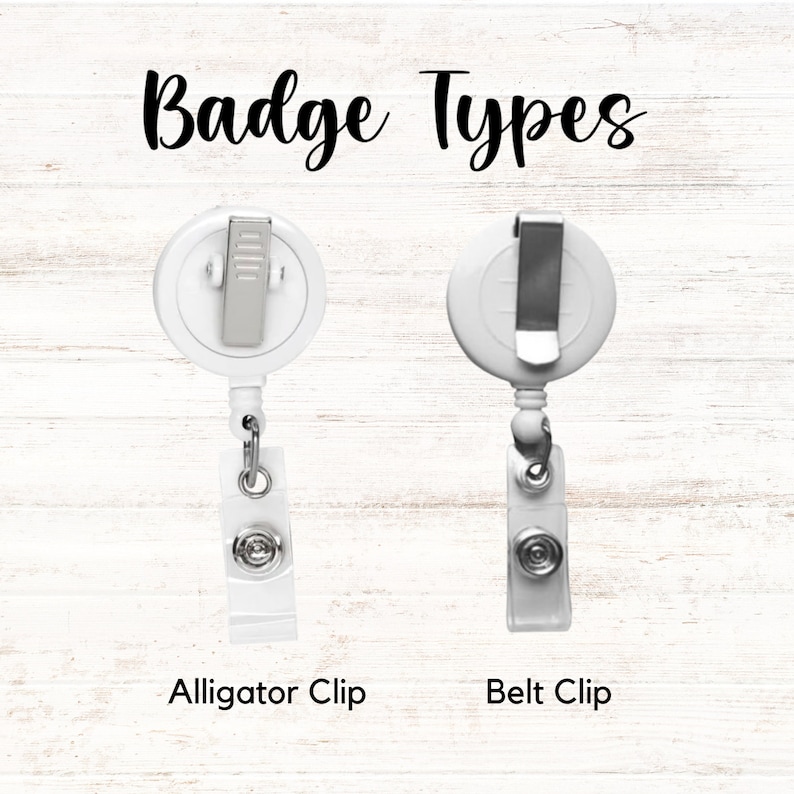 Op de afbeelding: Twee witte badgehaspels met verschillende clipstijlen. De linkerhaspel heeft een alligatorclip en de rechterhaspel heeft een riemclip. De tekst "Badge Types" staat in cursief bovenaan en de tekst "Alligator Clip" en "Belt Clip" onderaan.