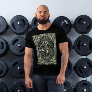 Camiseta con la carta del tarot de la justicia