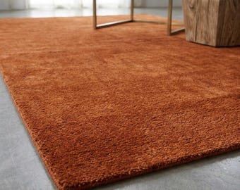 Handgetufteter Teppich in gebranntem Orange, einfarbiger Wollteppich in Rostrot, minimalistischer moderner Teppich, Wohnzimmerteppich nach Maß, flauschiger handgefertigter Bodenteppich