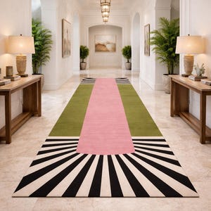 Peut inclure: Un long couloir avec un tapis coloré. Le tapis présente un centre rose, flanqué de sections vertes et un motif en forme d'éventail noir et blanc à l'entrée. Les murs sont blancs, avec des portes cintrées et des œuvres d'art.