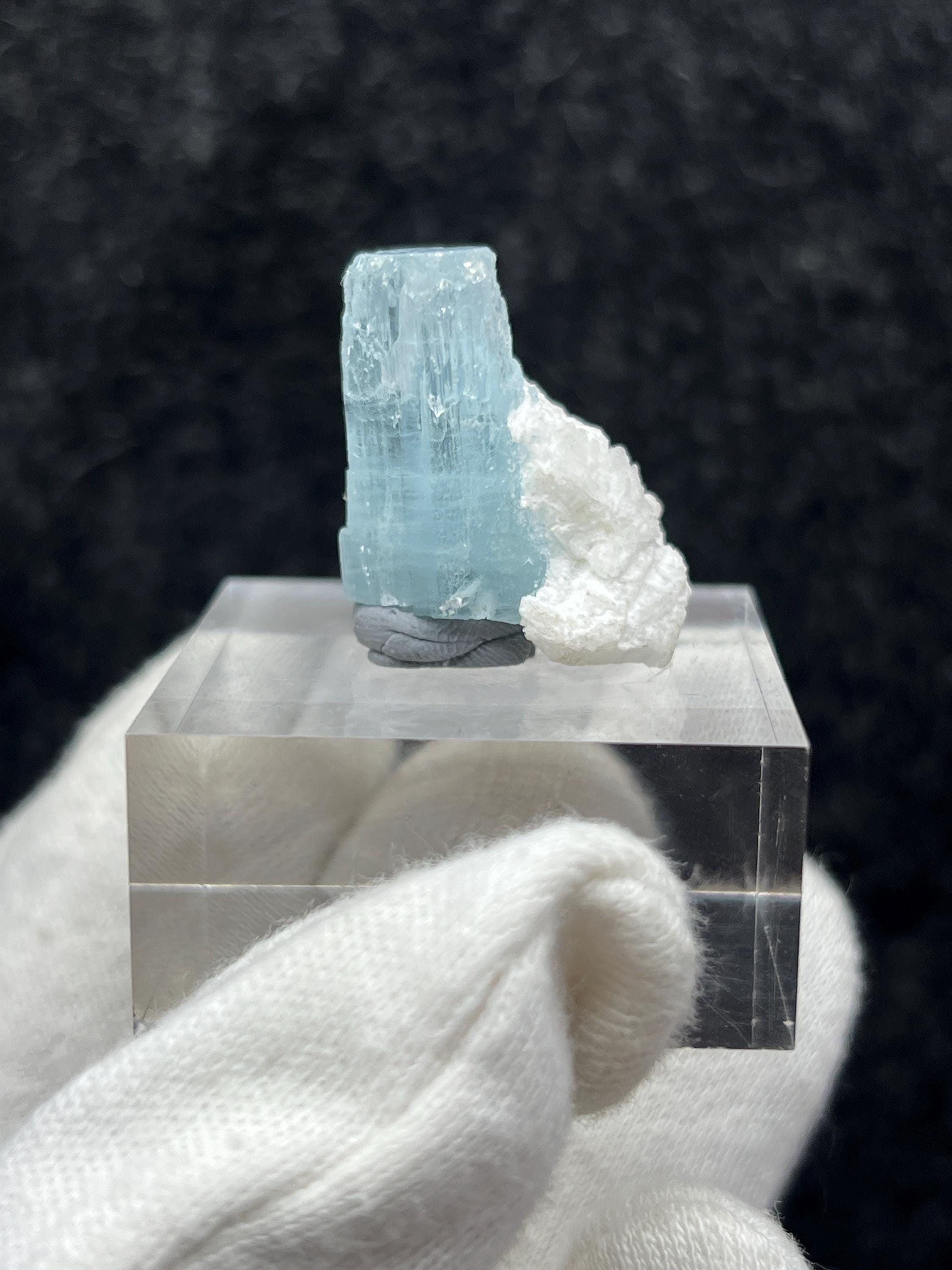 アルバイト上のアクアマリン結晶、プリズマティックブルーベリル鉱物