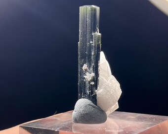 Cristal de turmalina verde con albita, espécimen mineral de Pakistán