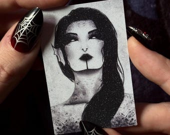 Gothic Mermaid Portrait Aufkleber: Siren's Gaze - Wasserfestes Vinyl
