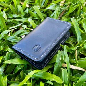 Cartera de piel Minerva hecha a mano en color azul marino