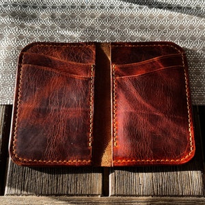 Cartera de piel curtida vegetal color coñac con acabado pull-up