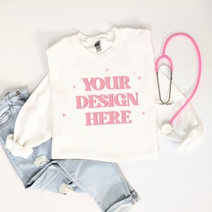 Krankenschwester Mockup Doktor Mockup| Gesundheits-Mockup| Gildan 18000 Weiße Krankenschwester| Flatlay Mockup Stethoskop medizinische Krankenschwester Sweatshirt Flat Lay