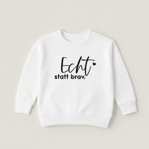 Könnte beinhalten: Weißes Sweatshirt mit dem schwarzen Schriftzug "Echt statt brav". Der Text bedeutet "Echt statt brav". Das Sweatshirt hat einen Rundhalsausschnitt und lange Ärmel.