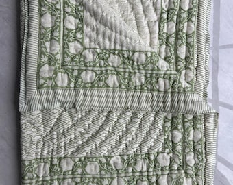 Edredom para bebê com estampa de blocos de mão: roupa de cama reversível de algodão floral indiano