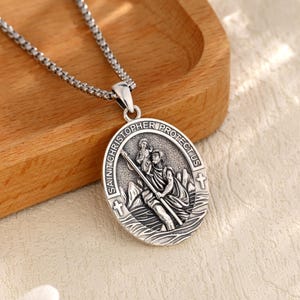 Oval Saint Christopher Medal -Crafted In 925 Sterling Silver Pendant Necklace, 32mm - Foto 8