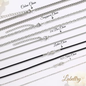 Pu&ograve; includere: Un assortimento di collane d'argento, tra cui catene cubane, Singapore, 316 Box, in pelle e argento 925. L'immagine mostra vari stili di catene con chiusure a moschettone. La parola "Labellry" &egrave; in basso a destra.