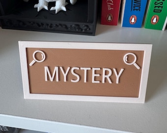 Genre-Etiketten im Bücherregal