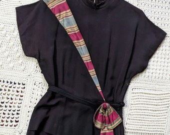 Vestido vintage de crepé negro de los años 40 con faja de rayas otoñales talla S/M