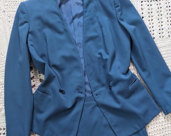 Costume vintage en gabardine bleu acier, milieu des années 40 par Rosenblum sans col, moyenne grande