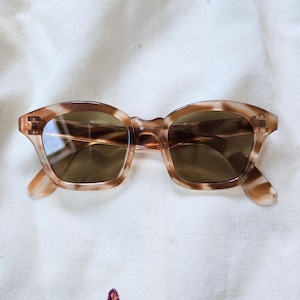 Gafas de sol francesas vintage de los años 40 con montura de mármol marrón y lentes verdes