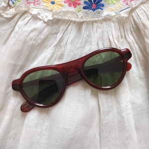 Vintage bruinrood montuur uit de jaren 40 en 30 met groene lenzen Zonnebril
