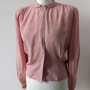 Vintage 1940s bebé rosa pedrería blusa camisa top plata S/M