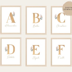 Könnte beinhalten: Sechs druckbare goldene Buchstaben-Prints mit floralen Akzenten und Namen unter jedem Buchstaben. Die Buchstaben sind A, B, C, D, E und F. Die Namen sind Alexander, Bella, Christian, Dakota, Elijah und Faith.