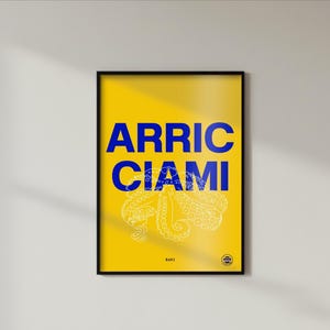 Può includere: Stampa artistica incorniciata con sfondo giallo e le parole "ARRIC CIAMI" in blu. Un'illustrazione di polpo bianco è sotto il testo. La stampa è in una cornice nera e appesa a una parete bianca.