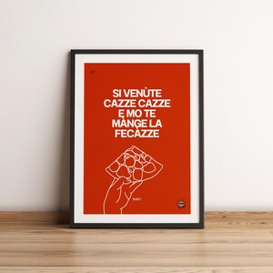 Può includere: Un poster rosso con testo bianco che recita "Si venute cazze cazze è mo te mange la fecazze". Il poster presenta anche un disegno a linea di una mano che tiene una fetta di pizza.