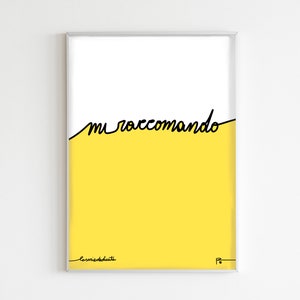 Op de afbeelding: Een witte en gele poster met de tekst "mi raccomando" in zwarte cursieve letters. De tekst staat op een diagonale lijn, waarbij de bovenste helft van de poster wit is en de onderste helft geel. De poster bevat ook de tekst "laviniachiatti" en "P." in zwarte cursieve letters onderaan.