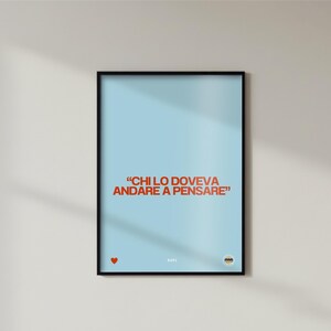 Può includere: Poster incorniciato con sfondo azzurro e cornice nera. Il poster presenta la frase italiana "CHI LO DOVEVA ANDARE A PENSARE" in testo arancione. Un piccolo cuore rosso e un logo circolare in basso.