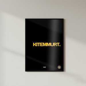 Può includere: Un poster nero incorniciato con la scritta "KITEMMURT." in lettere dorate. Il poster ha una finitura lucida ed è montato su una parete bianca. La parte inferiore del poster riporta la scritta "BARZ" e un logo circolare.