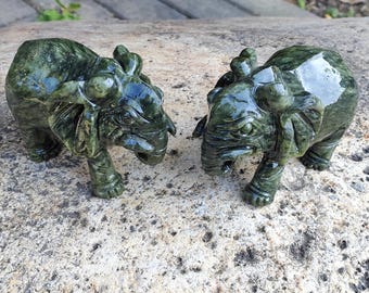 Coppia di statue di elefante di cristallo, statuette di elefante di giada, statuette di animali intagliati a mano, pietre preziose curative, decorazioni da giardino