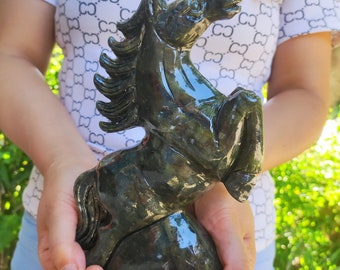 Statua di cavallo in giada verde con testa di cavallo intagliata, cristallo di giada, statua di cavallo in giada grezza fatta a mano, cristallo di quarzo, cavallo dello zodiaco