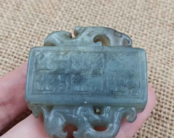 彫刻された龍の翡翠ペンダント：天然の緑石のお守り - Etsy 日本