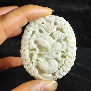 翡翠の龍ペンダント：緑と黒の石の彫刻、お守り - Etsy 日本