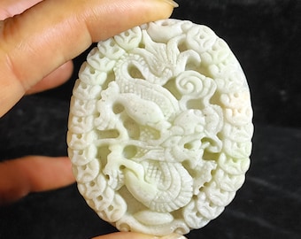 翡翠の龍ペンダント：緑と黒の石の彫刻、お守り - Etsy 日本