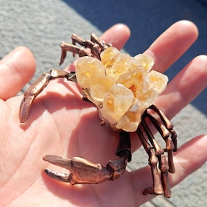 Golden Alloy Crab Carrying yellow Crystal Mineral,Natural Quartz Insect Ornament Decorative Stone Body Twisted crab Chakra Mineral Exquisite