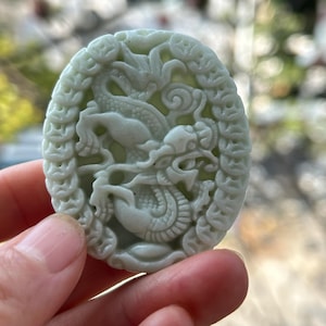 翡翠の龍ペンダント：緑と黒の石の彫刻、お守り - Etsy 日本
