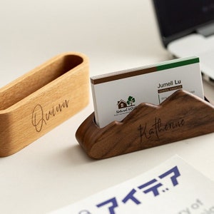 Benutzerdefinierte Holz Desktop Visitenkartenhalter, Office Desktop Card Aufbewahrungsbox, Front Schreibtisch Visitenkartenhalter, personalisiertes Geschenk Bild 1