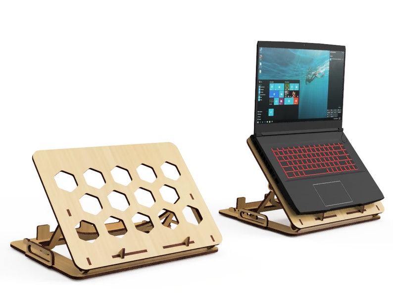 Pode incluir: Dois suportes de madeira para laptop com um design de favo de mel. O suporte &agrave; direita tem um laptop em cima.
