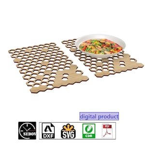 Puede incluir: Dos manteles individuales hexagonales de madera con un plato blanco con comida encima. Los manteles individuales son de madera y tienen un patrón de panal. El plato es blanco y tiene un diseño rojo y verde. La comida es un plato rojo y verde. La imagen es un producto digital.