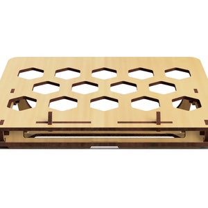 Pode incluir: Um suporte para laptop de madeira com um design de favo de mel. O suporte &eacute; feito de madeira clara com uma mancha marrom. Ele tem duas pernas ajust&aacute;veis.