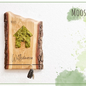 Key rack with moss picture in rustic oak, with bark | Design & production from the Black Forest | Decoration made of real moss + wood | country house