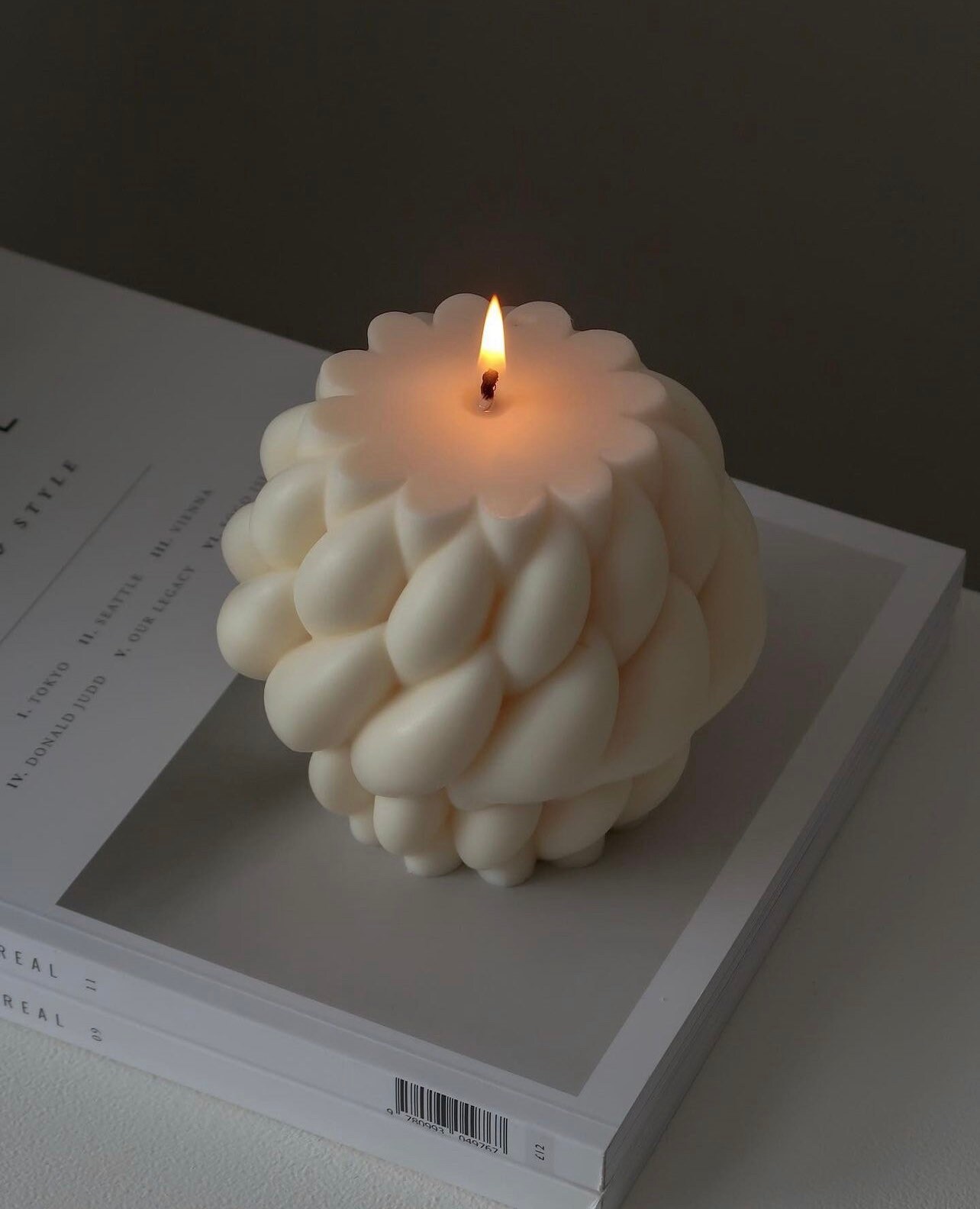 Candellana Bougie Décorative Fait Main Bulldog Low-Poly - Design Moderne - Parfum Non Parfumé - Mèche Coton - Autonomie 24h - Coloris Silver
