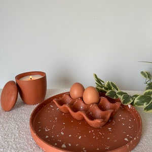 Handgjord ägghållare i jesmonit, finns i terrazzo, marmor eller enfärgade.