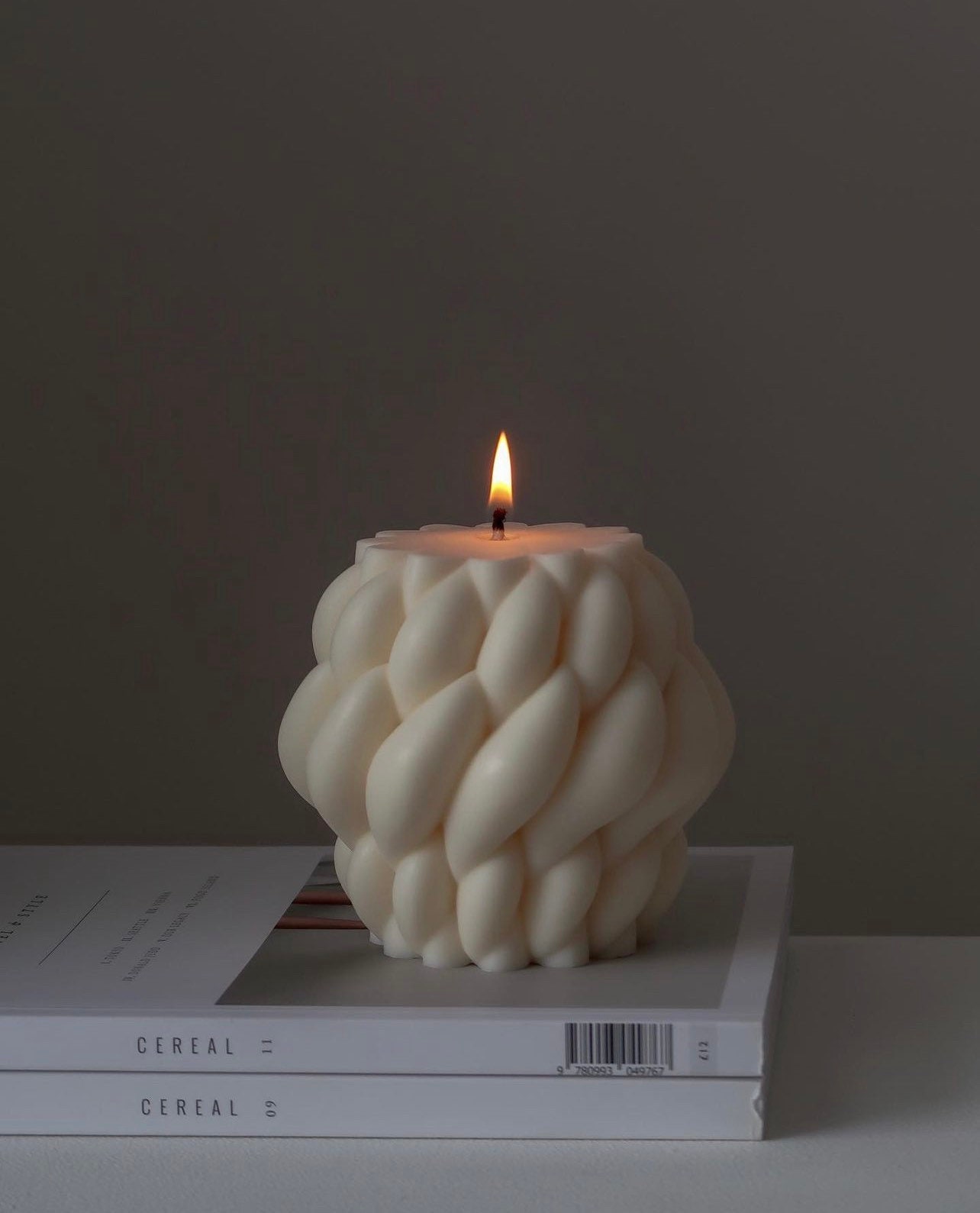 Candellana Fait Main Bulldog Low-Poly Bougie Cadeau - Drôle - Bougie Décorative - Home Décor - Cadeaux pour les Amis - Mèche en Coton - Durée de Combustion 24h -Black Bougie